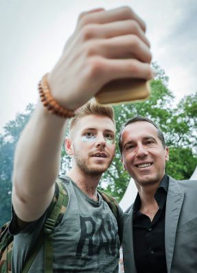 Am 17. Juni 2017 nahm Bundeskanzler Christian Kern (r.) an der Regenbogenparade 2017 in Wien teil.