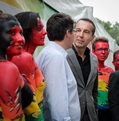 Am 17. Juni 2017 nahm Bundeskanzler Christian Kern (r.) an der Regenbogenparade 2017 in Wien teil.