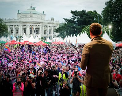 Am 17. Juni 2017 nahm Bundeskanzler Christian Kern an der Regenbogenparade 2017 in Wien teil.