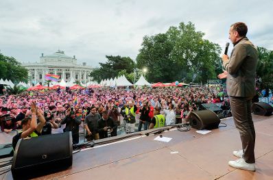 Am 17. Juni 2017 nahm Bundeskanzler Christian Kern an der Regenbogenparade 2017 in Wien teil.