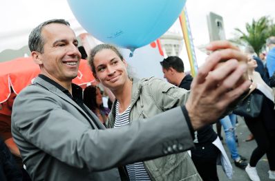 Am 17. Juni 2017 nahm Bundeskanzler Christian Kern (l.) an der Regenbogenparade 2017 in Wien teil.