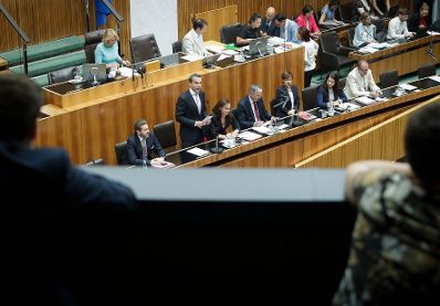 Am 19. Juni 2017 nahm der Bundeskanzler an der Sondersitzung des Nationalrates zum Thema "Bildungsreform" teil. Im Bild (v.l.n.r.) Wirtschaftsminister Harlad Mahrer, Bundeskanzler Christian Kern, Bildungsministerin Sonja Hammerschmid, Sozialminister Alois St&ouml;ger, Gesundheitsministerin Pamela Rendi-Wagner, Staatssekret&auml;rin Muna Duzdar und Kanzleramtsminister Thomas Drozda.