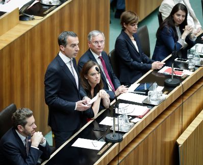 Am 19. Juni 2017 nahm der Bundeskanzler an der Sondersitzung des Nationalrates zum Thema "Bildungsreform" teil. Im Bild (v.l.n.r.) Wirtschaftsminister Harlad Mahrer, Bundeskanzler Christian Kern, Bildungsministerin Sonja Hammerschmid, Sozialminister Alois St&ouml;ger, Gesundheitsministerin Pamela Rendi-Wagner, Staatssekret&auml;rin Muna Duzdar und Kanzleramtsminister Thomas Drozda.