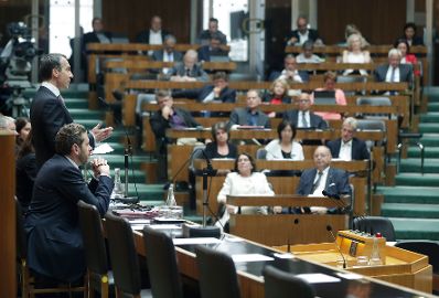 Am 19. Juni 2017 nahm Bundeskanzler Christian Kern (l.) an der Sondersitzung des Nationalrates zum Thema "Bildungsreform" teil. Im Bild mit Wirtschaftsminister Harlad Mahrer (r.).
