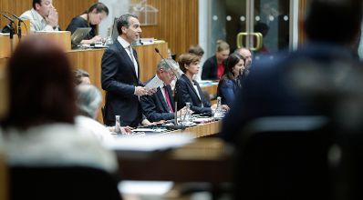 Am 19. Juni 2017 nahm Bundeskanzler Christian Kern (l.) an der Sondersitzung des Nationalrates zum Thema "Bildungsreform" teil. Im Bild mit Sozialminister Alois St&ouml;ger (m.l.), Gesundheitsministerin Pamela Rendi-Wagner (m.r.) und Staatssekret&auml;rin Muna Duzdar (r.)