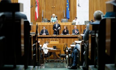 Am 19. Juni 2017 nahm Bundeskanzler Christian Kern (m.l.) an der Sondersitzung des Nationalrates zum Thema "Bildungsreform" teil. Im Bild mit Wirtschaftsminister Harlad Mahrer (l.), Bildungsministerin Sonja Hammerschmid (m.r.) und Sozialminister Alois St&ouml;ger (r.).