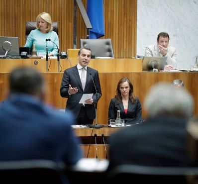 Am 19. Juni 2017 nahm Bundeskanzler Christian Kern (l.) an der Sondersitzung des Nationalrates zum Thema "Bildungsreform" teil. Im Bild mit Bildungsministerin Sonja Hammerschmid (r.).