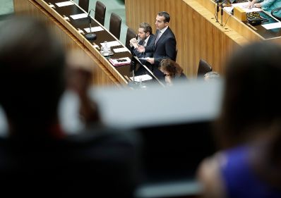 Am 19. Juni 2017 nahm Bundeskanzler Christian Kern (m.) an der Sondersitzung des Nationalrates zum Thema "Bildungsreform" teil. Im Bild mit Wirtschaftsminister Harlad Mahrer (l.) und Bildungsministerin Sonja Hammerschmid (r.).