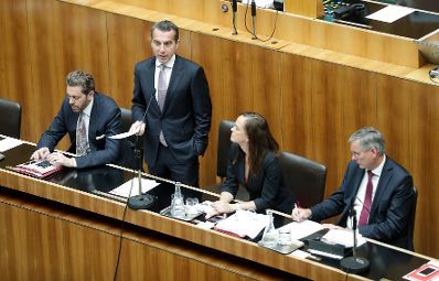 Am 19. Juni 2017 nahm Bundeskanzler Christian Kern (m.r.) an der Sondersitzung des Nationalrates zum Thema "Bildungsreform" teil. Im Bild mit Wirtschaftsminister Harlad (l.) Mahrer, Bildungsministerin Sonja Hammerschmid (m.r.) und Sozialminister Alois St&ouml;ger (r.).