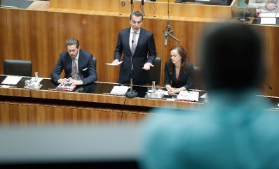 Am 19. Juni 2017 nahm Bundeskanzler Christian Kern (m.) an der Sondersitzung des Nationalrates zum Thema "Bildungsreform" teil. Im Bild mit Wirtschaftsminister Harlad Mahrer (l.) und Bildungsministerin Sonja Hammerschmid (r.).