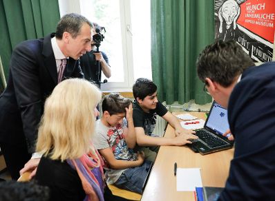 Am 19. Juni 2017 besuchte Bundeskanzler Christian Kern (l.) die Neue Mittelschule in der Glasergasse.