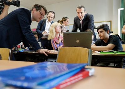 Am 19. Juni 2017 besuchte Bundeskanzler Christian Kern (m.) die Neue Mittelschule in der Glasergasse.