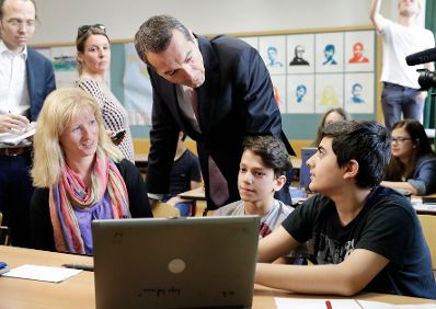 Am 19. Juni 2017 besuchte Bundeskanzler Christian Kern (m.) die Neue Mittelschule in der Glasergasse.