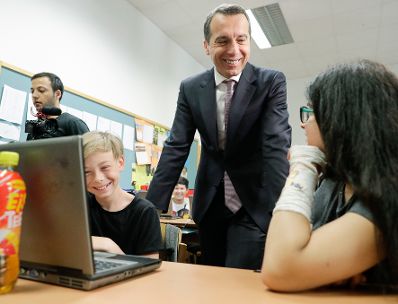 Am 19. Juni 2017 besuchte Bundeskanzler Christian Kern (m.) die Neue Mittelschule in der Glasergasse.