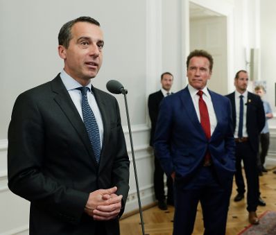 Am 20. Juni 2017 gab Bundeskanzler Christian Kern (l.) anl&auml;sslich des R20 Austrian World Summit einen Empfang im Bundeskanzleramt. Im Bild mit Arnold Schwarzenegger (r.).