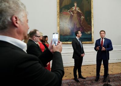 Am 20. Juni 2017 gab Bundeskanzler Christian Kern (l.) anl&auml;sslich des R20 Austrian World Summit einen Empfang im Bundeskanzleramt. Im Bild mit Arnold Schwarzenegger (r.).