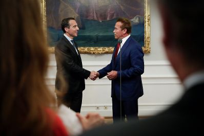 Am 20. Juni 2017 gab Bundeskanzler Christian Kern (l.) anl&auml;sslich des R20 Austrian World Summit einen Empfang im Bundeskanzleramt. Im Bild mit Arnold Schwarzenegger (r.).