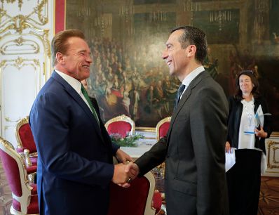 Am 20. Juni 2017 nahm Bundeskanzler Christian Kern (r.) am R20 Austrian World Summit teil. Im Bild mit Arnold Schwarzenegger (l.).