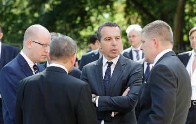 Am 22. Juni 2017 nahm Bundeskanzler Christian Kern (m.) am Austerlitz Treffen in Br&uuml;nn teil. Im Bild mit dem tschechischen Ministerpr&auml;sidenten Bohuslav Sobotka (l.) und dem slowakischen Ministerpr&auml;sidenten Robert Fico (r.).