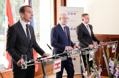Am 22. Juni 2017 nahm Bundeskanzler Christian Kern (l.) am Austerlitz Treffen in Br&uuml;nn teil. Im Bild mit dem tschechischen Ministerpr&auml;sidenten Bohuslav Sobotka (m.) und dem slowakischen Ministerpr&auml;sidenten Robert Fico (r.).