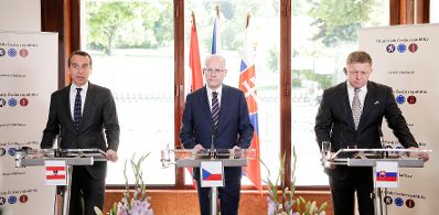Am 22. Juni 2017 nahm Bundeskanzler Christian Kern (l.) am Austerlitz Treffen in Br&uuml;nn teil. Im Bild mit dem tschechischen Ministerpr&auml;sidenten Bohuslav Sobotka (m.) und dem slowakischen Ministerpr&auml;sidenten Robert Fico (r.).