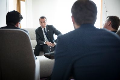Am 23. Juni 2017 endete in Br&uuml;ssel der zweit&auml;gige Europ&auml;ische Rat der Staats- und Regierungschefs. Im Bild Bundeskanzler Christian Kern mit Mitarbeitern im Gespr&auml;ch.
