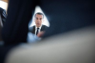 Am 23. Juni 2017 endete in Br&uuml;ssel der zweit&auml;gige Europ&auml;ische Rat der Staats- und Regierungschefs. Im Bild Bundeskanzler Christian Kern mit Mitarbeitern im Gespr&auml;ch.