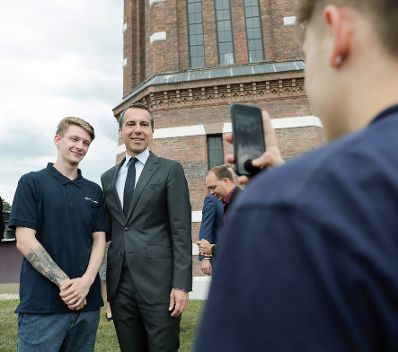 Am 26. Juni 2017 besuchte Bundeskanzler Christian Kern (m.) die Firma Wiener Netze.