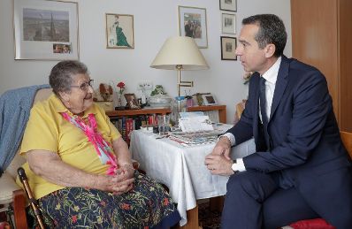 Am 27. Juni 2017 besuchte Bundeskanzler Christian Kern (r.) die vom Pflegeregress betroffene 88-j&auml;hrige Frau Loidolt (l.) in ihrem Wiener Wohnheim.