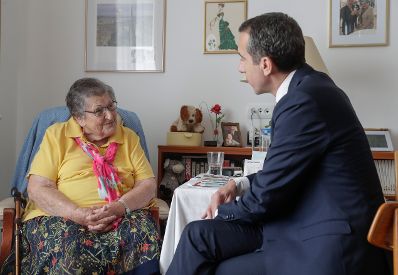 Am 27. Juni 2017 besuchte Bundeskanzler Christian Kern (r.) die vom Pflegeregress betroffene 88-j&auml;hrige Frau Loidolt (l.) in ihrem Wiener Wohnheim.