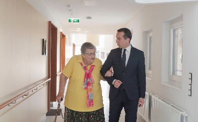 Am 27. Juni 2017 besuchte Bundeskanzler Christian Kern (r.) die vom Pflegeregress betroffene 88-j&auml;hrige Frau Loidolt (l.) in ihrem Wiener Wohnheim.