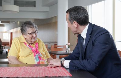 Am 27. Juni 2017 besuchte Bundeskanzler Christian Kern (r.) die vom Pflegeregress betroffene 88-j&auml;hrige Frau Loidolt (l.) in ihrem Wiener Wohnheim.