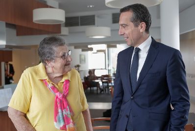 Am 27. Juni 2017 besuchte Bundeskanzler Christian Kern (r.) die vom Pflegeregress betroffene 88-j&auml;hrige Frau Loidolt (l.) in ihrem Wiener Wohnheim.