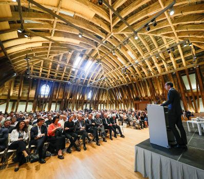 Am 3. Juli 2017 nahm Bundeskanzler Christian Kern an der Diskussion des Europa Club Spezial &bdquo;Wie halten Sie es mit Europa?&ldquo; teil.