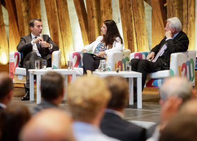 Am 3. Juli 2017 nahm Bundeskanzler Christian Kern (l.) an der Diskussion des Europa Club Spezial &bdquo;Wie halten Sie es mit Europa?&ldquo; teil. Im Bild mit Bundeskanzler a.D. Franz Vranitzky (r.) und der Moderatorin Andrea Rexer (m.).