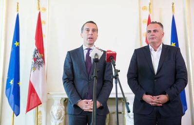 Am 5. Juli 2017 gaben Bundeskanzler Christian Kern (l.) und Verteidigungsminister Hans Peter Doskozil (r.) ein Statement zu den Grenzsicherungsma&szlig;nahmen ab.