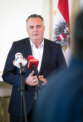 Am 5. Juli 2017 gaben Bundeskanzler Christian Kern und Verteidigungsminister Hans Peter Doskozil (im Bild) ein Statement zu den Grenzsicherungsma&szlig;nahmen ab.