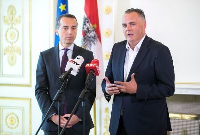 Am 5. Juli 2017 gaben Bundeskanzler Christian Kern (l.) und Verteidigungsminister Hans Peter Doskozil (r.) ein Statement zu den Grenzsicherungsma&szlig;nahmen ab.