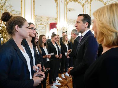 Am 11. Juli 2017 fand in der Pr&auml;sidentschaftskanzlei die Verabschiedung des &Ouml;FB-Frauen-Nationalteams zur Fu&szlig;ball-Europameisterschaft 2017 statt. Im Bild mit Bundeskanzler Christian Kern (m.) und Nationalratspr&auml;sidentin Doris Bures (r.).