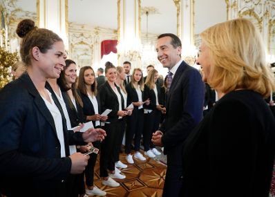 Am 11. Juli 2017 fand in der Pr&auml;sidentschaftskanzlei die Verabschiedung des &Ouml;FB-Frauen-Nationalteams zur Fu&szlig;ball-Europameisterschaft 2017 statt. Im Bild mit Bundeskanzler Christian Kern (m.) und Nationalratspr&auml;sidentin Doris Bures (r.).