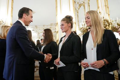 Am 11. Juli 2017 fand in der Pr&auml;sidentschaftskanzlei die Verabschiedung des &Ouml;FB-Frauen-Nationalteams zur Fu&szlig;ball-Europameisterschaft 2017 statt. Im Bild mit Bundeskanzler Christian Kern (l.).