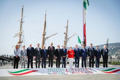 Am 12. Juli 2017 nahm der Bundeskanzler an der Westbalkankonferenz in Triest teil. Im Bild (v.l.n.r.) Hohen Vertreterin der EU f&uuml;r Au&szlig;en- und Sicherheitspolitik Federica Mogherini, Premierministerin Ana Brnabić (Serbien), Premierminister Du&scaron;ko Marković (Montenegro), Bundeskanzler Christian Kern (&Ouml;sterreich), Premierminister Isa Mustafa (Kosovo), Ministerpr&auml;sident Edi Rama (Albanien), Staatspr&auml;sident Emmanuel Macron (Frankreich), Ministerpr&auml;sident Paolo Gentiloni (Italien), Bundeskanzlerin Angela Merkel (Deutschland), Ministerpr&auml;sident Miro Cerar (Slowenien), Ministerpr&auml;sident Denis Zvizdić (Bosnien und Herzegowina), Premierminister Andrej Plenković (Kroatien), Ministerpr&auml;sident Zoran Zaev (Mazedonien) und Au&szlig;enminister Boris Johnson (Gro&szlig;britanien).