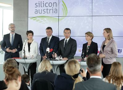 Am 24. Juli 2017 nahm Bundeskanzler Christian Kern (im Bild) gemeinsam mit J&ouml;rg Leichtfried, Bundesminister f&uuml;r Verkehr, Innovation und Technologie am Pressegespr&auml;ch zum Forschungszentrum f&uuml;r Elektronik und Mikroelektronik "Silicon Austria Labs" teil.