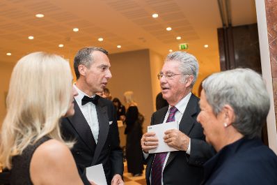 Am 27. Juli 2017 besuchte Bundeskanzler Christian Kern (l.) die Premiere &quot;La clemenza di Tito&quot; anl&auml;sslich der Salzburger Festspiele. Im Bild mit Bundespr&auml;sident a.D. Heinz Fischer (r.).