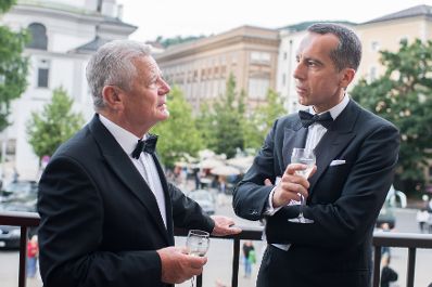 Am 27. Juli 2017 besuchte Bundeskanzler Christian Kern (r.) die Premiere &quot;LaClemenza di Tito&quot; anl&auml;sslich der Salzburger Festspiele. Im Bild mit dem Bundespr&auml;sidenten der Republik Deutschland Joachim Gauck (l.).