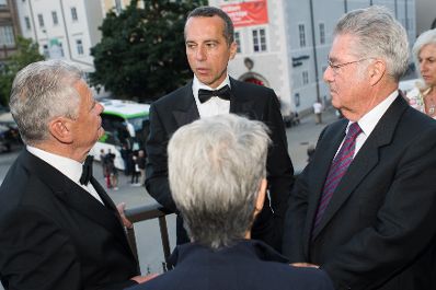 Am 27. Juli 2017 besuchte Bundeskanzler Christian Kern (m.) die Premiere &quot;La clemenza di Tito&quot; anl&auml;sslich der Salzburger Festspiele. Im Bild mit dem deutschen Bundespr&auml;sidenten Joachim Gauck (l.) und Bundespr&auml;sident a.D. Heinz Fischer (r.).