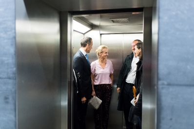 Am 28. Juli 2017 luden Bundeskanzler Christian Kern (l.) und Kunst- und Kulturminister Thomas Drozda (m.r.) zum Cocktailempfang im Museum der Moderne anl&auml;sslich der Salzburger Festspiele. Im Bild mit Eveline Steinberger-Kern (m.l.) und Isabella Drozda (r.).