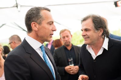 Am 28. Juli 2017 luden Bundeskanzler Christian Kern (l.) und Kunst- und Kulturminister Thomas Drozda zum Cocktailempfang im Museum der Moderne anl&auml;sslich der Salzburger Festspiele. Im Bild mit Intendant Markus Hinterh&auml;user (r.).