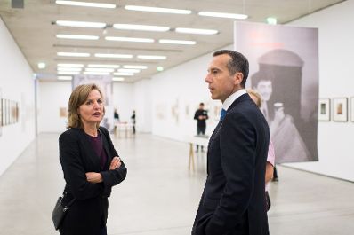 Am 28. Juli 2017 luden Bundeskanzler Christian Kern (r.) und Kunst- und Kulturminister Thomas Drozda zum Cocktailempfang im Museum der Moderne anl&auml;sslich der Salzburger Festspiele. Im Bild mit Museumsdirektorin Sabine Breitwieser (l.).