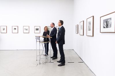 Am 28. Juli 2017 luden Bundeskanzler Christian Kern (r.) und Kunst- und Kulturminister Thomas Drozda (m.) zum Cocktailempfang im Museum der Moderne anl&auml;sslich der Salzburger Festspiele. Im Bild mit Museumsdirektorin Sabine Breitwieser (l.).